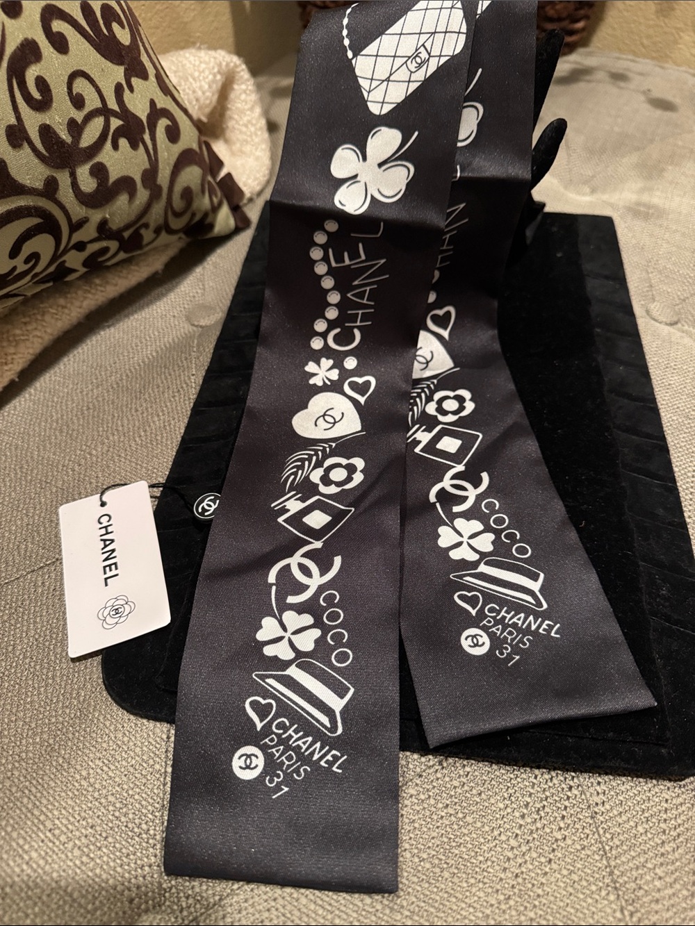 NEW Classic Black and White CC 100% Silk Twillie Scarf Tie